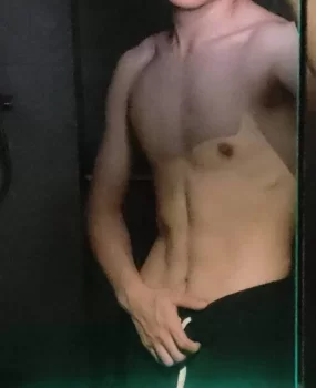 青威附近男大