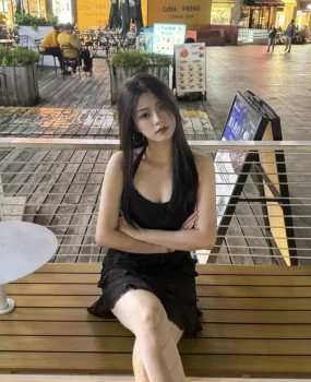 兼职不吃香菜女大学生