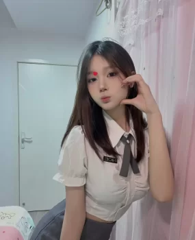 天河在校制服小姐前凸后翘