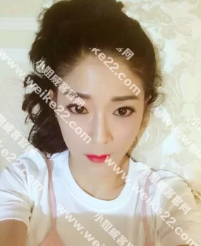 瘦瘦小小的很漂亮的妹子