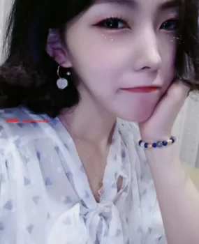 涉外附近的美女一枚