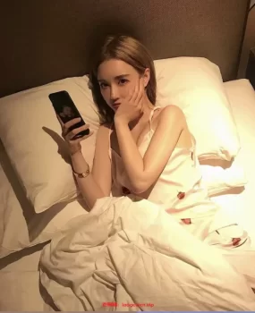 内蒙古国外俄罗斯小妹胸大屁股翘被爆操，逼紧水多叫声骚