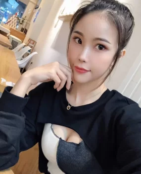 南宁兼职学生妹，粉嫩奶头清纯可爱，小蛮腰蜜桃臀一线天，口活超级棒