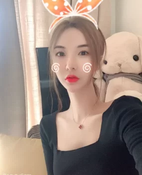 疯狂骑射清纯兼职少女奶子挺逼水直流。